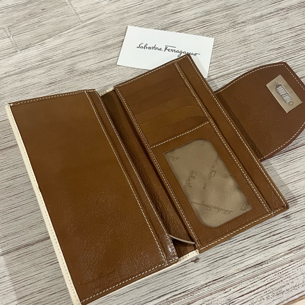 Salvatore Ferragamo Cream and Purple Wallet - Picture 4 of 12